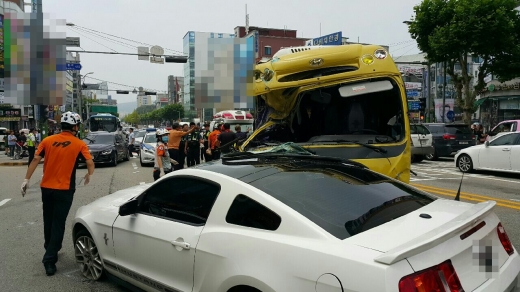 청주 교통사고. 지난 5일 낮 12시25분쯤 충북 청주시 사창사거리 내리막길에 21인승 승합차가 중앙선을 침범해 인도를 덮친 뒤 반대편 차선까지 미끄러지면서 신호 대기 중이던 차량 3대를 잇따라 들이받아 2명이 숨지고 10명이 다치는 사고가 발생했다. /서진=충북소방본부 제공