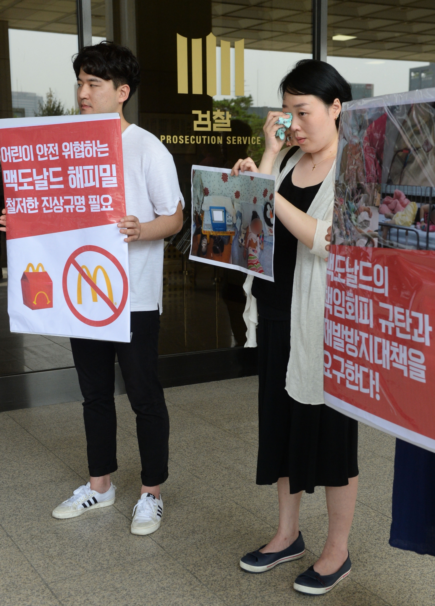 햄버거병. 지난 5일 서울 서초구 서울중앙지검 앞에서 맥도날드 햄버거를 먹고 신장장애 2급을 판정받은 피해 어린이 어머니 최은주씨(손수건 든 이)가 검찰 고소에 앞서 기자회견을 하고 있다. /사진=뉴시스