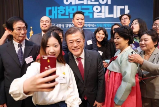 지난 5일(현지시간) 문재인 대통령은 독일 방문의 첫 일정으로 동포 간담회를 개최,  ‘여러분이 대한민국입니다’라고 적힌 무대 뒤 현수막에서 사진을 찍었다.