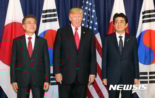 한미일 3국 정상이 만찬 회동을 가졌다. 왼쪽부터 문재인 대통령, 도널드 트럼프 미국 대통령, 아베 신조 일본 총리. /사진=뉴시스