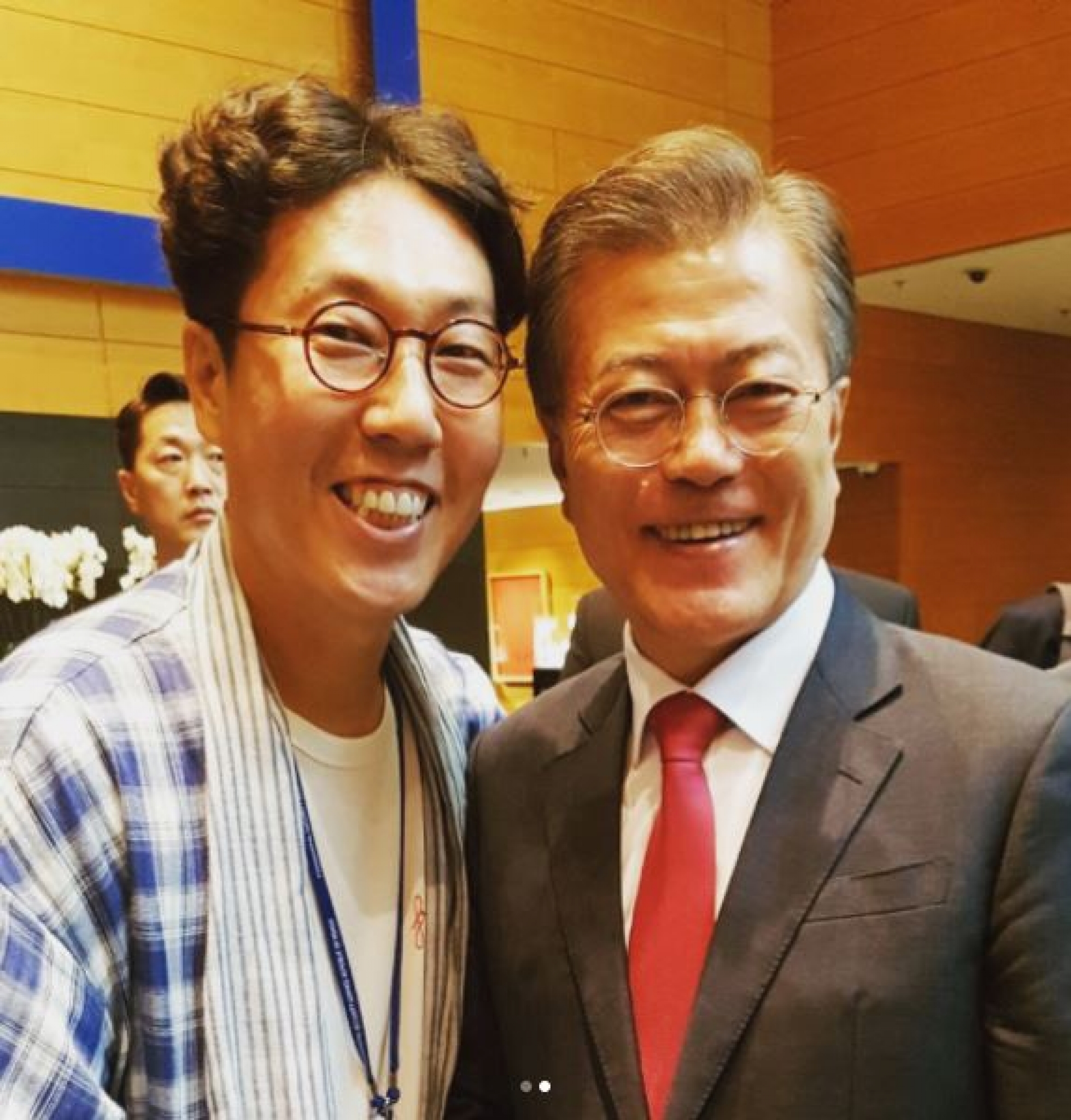 '따르릉' 김영철, 문재인 대통령과 셀카… 
