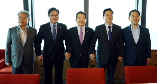 왼쪽부터 김동철 국민의당·우원식 더불어민주당 원내대표, 정세균 국회의장, 정우택 자유한국당·주호영 바른정당 원내대표. /사진=뉴시스