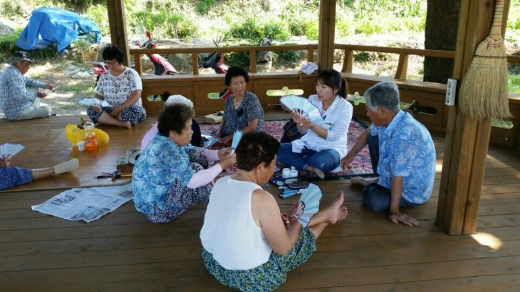 지난해 6월17일 경남 남해군보건소 관계자가 폭염 취약지역 주민들을 대상으로 온열 질환 예방 교육을 실시하고 있다. /사진=남해군 제공