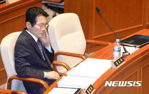 10일 오후 서울 여의도 국회 예산결산특별위원회 회의장에서 열린 전체회의에 자유한국당, 국민의당, 바른정당이 모두 불참한 가운데 윤소하 정의당 의원이 야당 의원 가운데는 유일하게 참석해 자리에 앉아 있다. /사진=뉴시스
