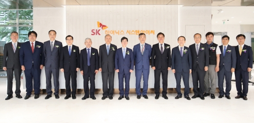 지난 10일 청주 본사에서 열린 SK하이닉스 시스템아이씨 출범식에서 김준호 사장(우측에서 일곱번째)과 SK하이닉스 박성욱 부회장(좌측에서 일곱번째) 등이 기념촬영을 하고 있다. /사진=뉴스1