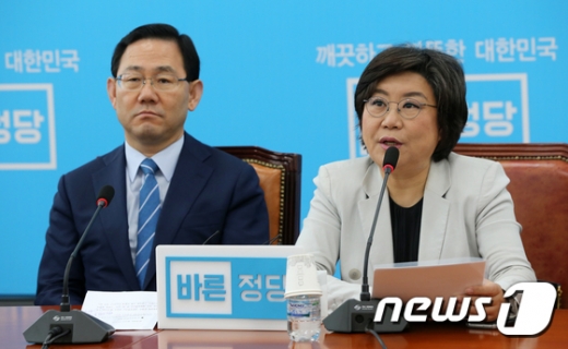 바른정당이 14일 국회 추경안 심사에 복귀할 것을 알렸다. 이혜훈 대표(오른쪽)와 주호영 원내대표. /사진=뉴스1
