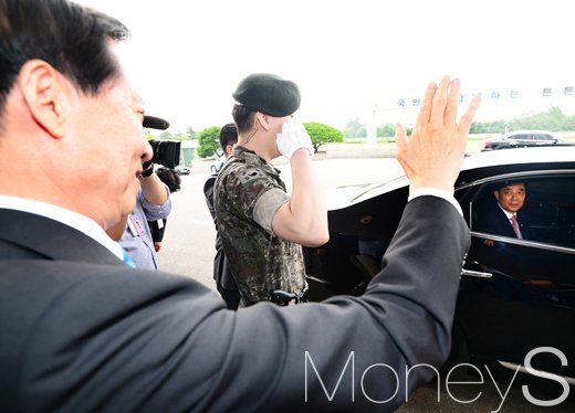 [머니S포토] 국방부 장관 이·취임, 떠나는 자와 남는 자