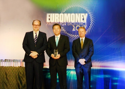 지난 13일 홍콩에서 열린 유로머니(Euromoney)지 주관 'Awards for Excellence 2017' 시상식에서 신한아주금융유한공사 최재열 사장(가운데)이 유로머니 관계자들과 기념촬영을 하는 모습/사진=신한은행