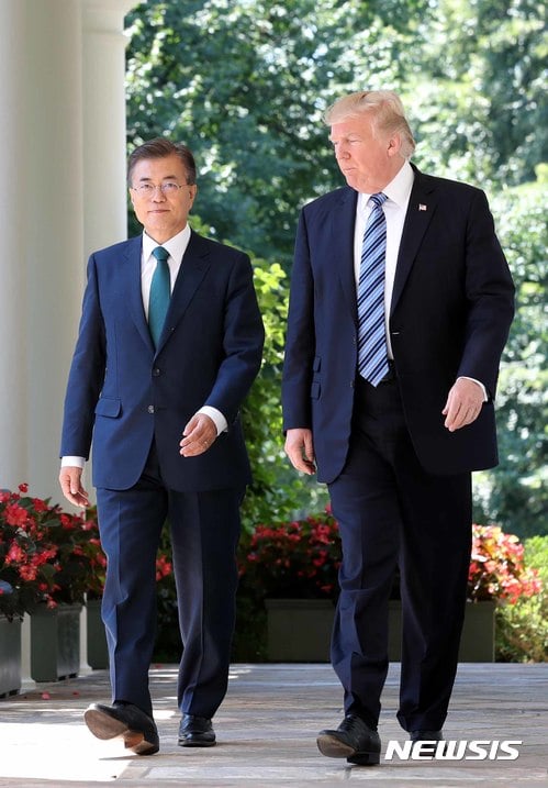 지난달 30일(현지시간) 문재인 대통령과 도널드 트럼프 미 대통령이 미국 워싱턴 백악관에서 한미정상회담을 마친 후 공동 언론 발표를 위해 로즈가든으로 입장하고 있다. /사진=뉴시스 전신 기자