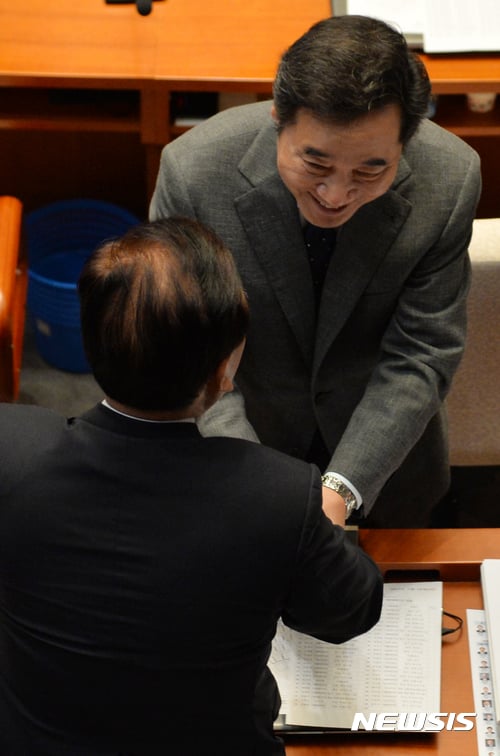 이낙연 국무총리가 14일 오후 서울 여의도 국회 제2회의장에서 열린 제3차 예산결산특별위원회 전체회의에 참석해 야당 의원들과 인사를 나누고 있다. /사진=뉴시스