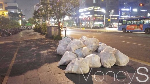 인도를 점령한 쓰레기봉투. /사진=박찬규 기자
