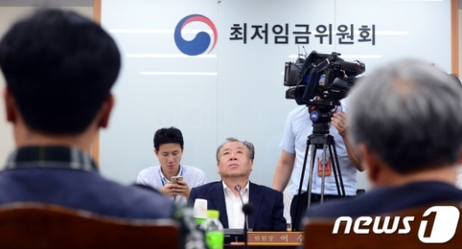 어수봉 최저임금위원회 위원장이 지난 5일 정부세종청사 고용노동부 내 최저임금위 전원회의장에서 열린 제8차 전원회의 중 생각에 잠겨 있다./사진=뉴스1