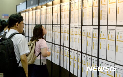 지난달 22일 오전 경기도 고양시 일산 킨텍스에서 열린 2017 KB굿잡 취업박람회를 찾은 시민들이 채용게시판을 살펴보고 있다./사진=뉴시스