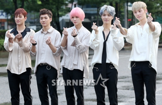 '황민현 제외' 뉴이스트 
