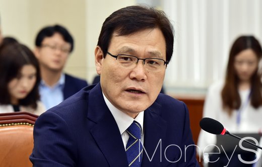 최종구 금융위원장 후보가 17일 서울 여의도 국회 정무위원회 회의실에서 열린 인사청문회에서 질의에 답하고 있다./사진=임한별 기자