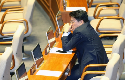 장제원 자유한국당 의원이 22일 오전 서울 여의도 국회에서 열린 본회의에 참석해 자리에 앉아 있다/사진=뉴스1 박정호 기자