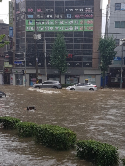 수도권지방에 호우경보가 발령된 23일 오전 인천시 남구 간석동 도로가 집중호우 영향으로 침수되어 차량 통행에 불편을 겪고 있다./사진=뉴시스, 더스토리짐 제공