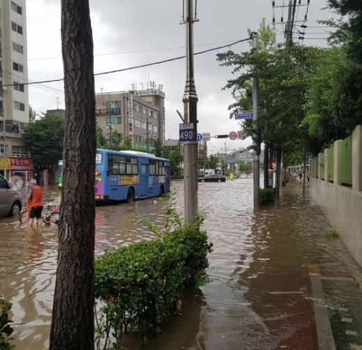23일 오전 인천 부평구청 인근도로가 집중호우로 침수돼 있다. 이날 서울을 포함한 경기북부와 인천지역에 천둥·번개가 치고 장맛비가 쏟아지면서 곳곳에 호우특보가 내려졌다사진=뉴스1(독자제공) 