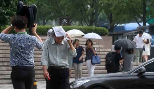 서울 청계천 앞을 지나는 시민들이 갑자기 내리는 소나기에 발걸음을 재촉하고 있다./사진=머니투데이DB