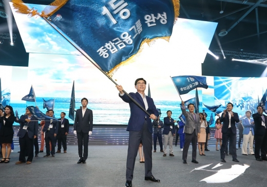 지난 22일 일산 킨텍스에서 열린 ‘2017하반기 경영전략회의’에서 이광구 은행장(가운데)이 ‘1등 종합금융그룹 완성’ 깃발을 흔들고 있다./사진=우리은행