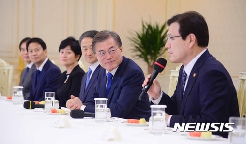 문재인 대통령이 27, 28일 기업인들과의 대화를 가진다. 중견기업 가운데는 오뚜기가 유일하게 대화에 초대됐다. 사진은 20일 신임 장관들과 이야기를 나누는 문재인 대통령. /자료사진=뉴시스
