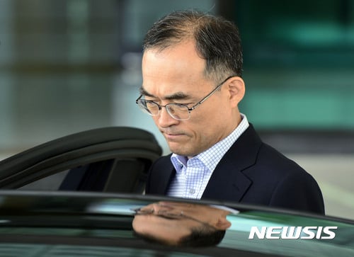 문무일 검찰총장 후보자 인사청문회가 24일 열린다. 검경 수사권 조정 등이 쟁점이 될 것으로 보인다. /자료사진=뉴시스