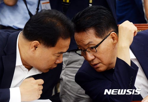 이용주 국민의당 의원(왼쪽)에 대한 검찰 소환통보가 이뤄진 것으로 24일 알려졌다. 오른쪽은 같은 당 박지원 의원. /자료사진=뉴시스