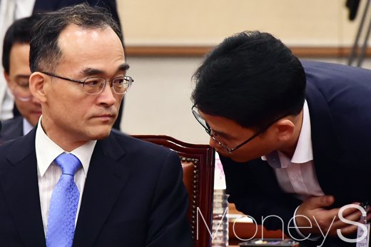 [머니S포토] 귀엣말 나누는 문무일 검찰총장 후보자