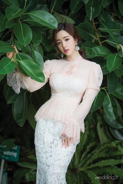 홍수아, 새하얀 피부+가녀린 어깨선… 