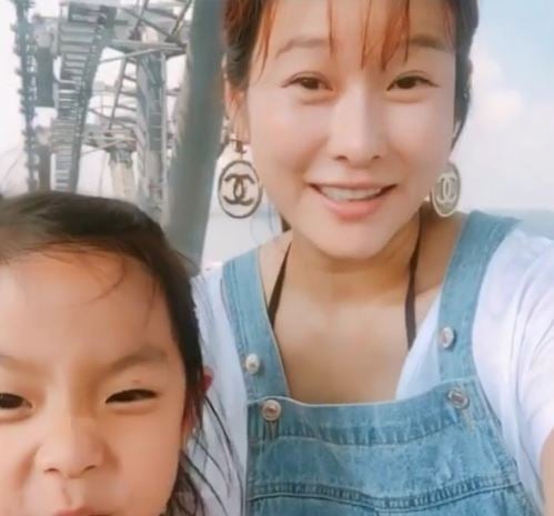 현영, 임신 18주 태교여행… 붕어빵 딸과 함께한 일상