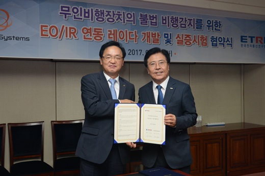 장시권 한화시스템 대표(왼쪽)와 이상훈 ETRI 원장이 25일 ETRI 본원에서 열린 협약식 후 기념촬영을 하고 있다. /사진=한화시스템