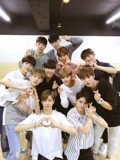 '주간아이돌' 녹화장 침범, 워너원 팬들에 몸살 