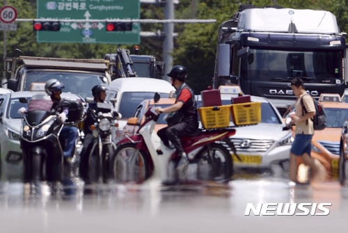 [오늘 날씨] 낮 기온 33도 안팎 무더위… 서울·경기 밤부터 비