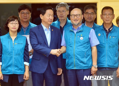김상곤 교육부총리, 전교조와 간담회… 