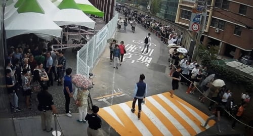 지난 21일, 신길센트럴자이 견본주택을 찾은 관람객들이 붐비고 있다./사진=GS건설