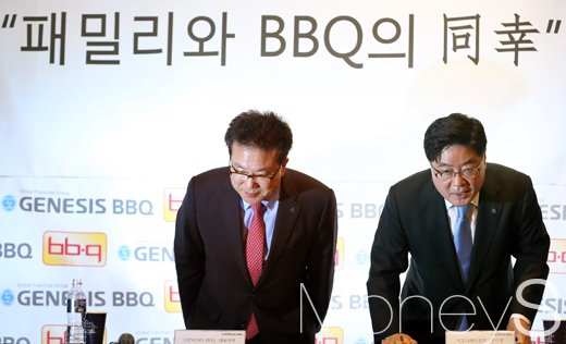 김태천 제너시스 BBQ 대표이사(왼쪽)와 박열하 부사장.