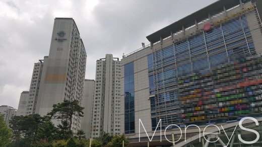 서울 송파구의 한 아파트와 단지 내 상가. /사진=김창성 기자
