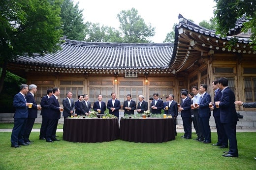문재인 대통령이 지난 27일 청와대 상춘재 앞에서 열린 주요 기업인과의 호프 미팅에서 박용만 대한상공회의소 회장, 정의선 현대자동차 부회장, 구본준 LG 부회장, 권오준 포스코 회장, 금춘수 한화 부회장, 정용진 신세계 부회장, 박정원 두산 회장, 손경식 CJ 회장, 함영준 오뚜기 회장 등 참석자들과 대화를 하고 있다.  /사진=뉴시스