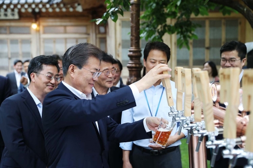 문재인 대통령이 27일 청와대 상춘관 앞뜰에서 열린 호프 미팅에서 직접 맥주를 따르고 있다. /사진=뉴스1 이광호 기자