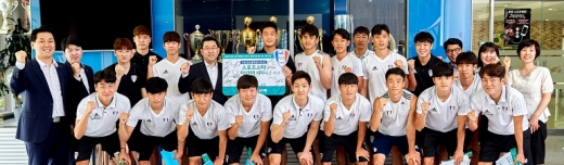 KEB하나은행의 스포츠스타를 위한 자산관리 전담팀이 지난 27일 수원삼성 블루윙스 축구 선수단을 방문해 자산관리 세미나를 개최했다. 세미나 후 성만용 KEB하나은행 경기남부영업본부장(뒷줄 왼쪽에서 여섯번 째)이 스포츠스타 자산관리 전담팀, 수원삼성 블루윙스 축구 선수단과 기념촬영을 하고 있다./사진=KEB하나은행