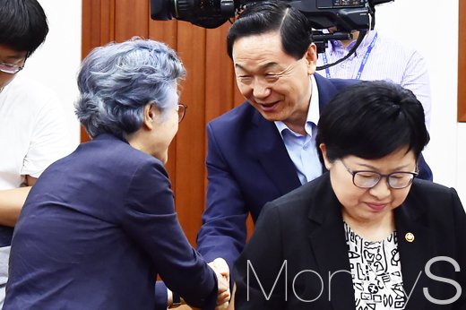[머니S포토] 악수하는 김상곤 부총리