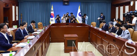 [머니S포토] 문재인정부 첫 사회관계장관회의, '부처간 협업' 강조하다