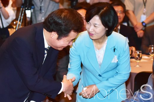 [머니S포토] 인터넷 신문의날 기념식, 악수 나누는 이낙연-추미애