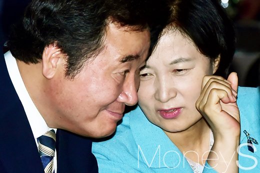 [머니S포토] 인터넷 신문의날, 귀엣말 나누는 이낙연-추미애