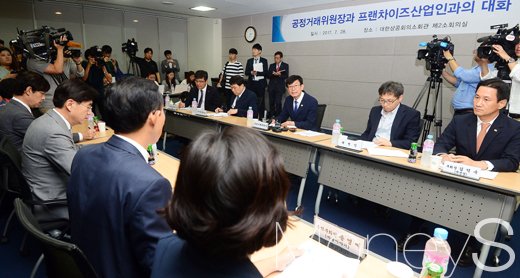 [머니S포토] 프랜차이즈업계에 일침 날리는 김상조