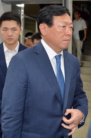 신동빈 롯데그룹 회장이 28일 오후 서울 서초구 서울중앙지방법원에서 열린 박근혜 전 대통령에 대한 재판에 출석을 마치고 귀가하고 있다. 이날 신 회장은 재판일정 탓에 문재인 대통령과의 간담회 참석여부가 불확실했지만 신 회장이 강한 참석의지를 보이며 재판부의 양해를 얻어냈다. /사진=뉴스1 김명섭 기자