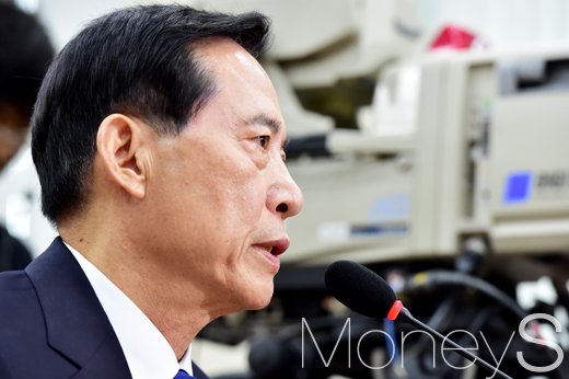 정부 北미사일 발사 강력 규탄. 사진은 송영무 국방부 장관. /자료사진=임한별 기자