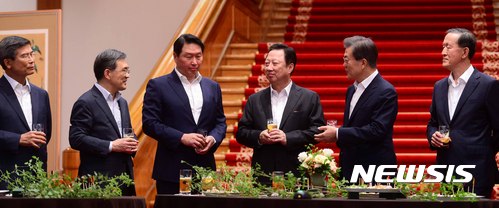 문재인 대통령(사진 오른쪽 두번째)와 권오현 삼성전자 부회장(왼쪽 두번째)가 지난 28일 청와대에서 열린 간담회에서 대화를 나누고 있다. /사진=뉴시스 전신 기자