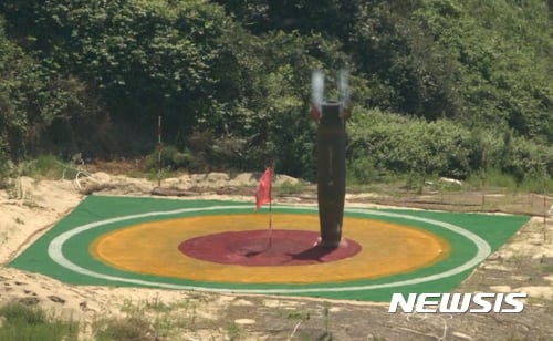 신형 탄도미사일이 목표물을 타격하는 모습. /사진= 뉴시스 (국방부 제공)