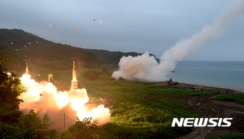 '현무2 미사일' 한미 양국이 동해안에서 실시한 연합 탄도미사일 사격훈련에서 사거리 300km의 현무2 미사일이 발사되고 있다. /사진=뉴시스 (합동참모본부 제공)